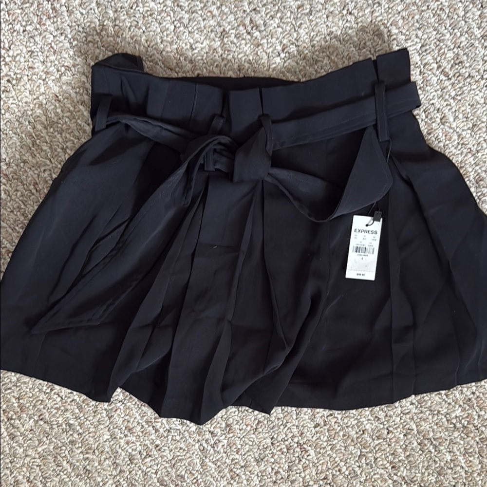 Express Extreme high rise short.  Elegant with Tie Belt